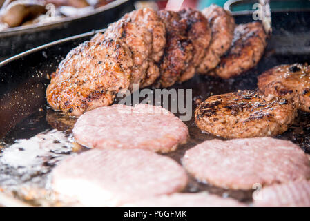 Fresche fatte in casa hamburger sul grill - ood Street Market Reading, Regno Unito - Giugno, 2018 Foto Stock