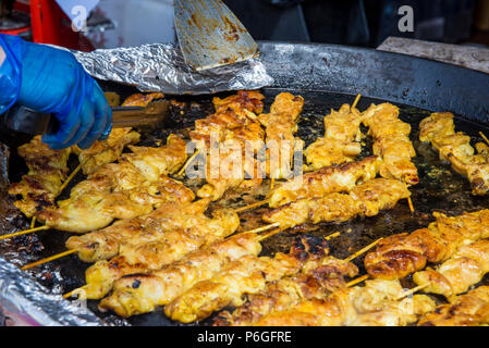 Sticky Asian spiedini di pollo - Food Street Market Reading, Regno Unito - Giugno, 2018 Foto Stock