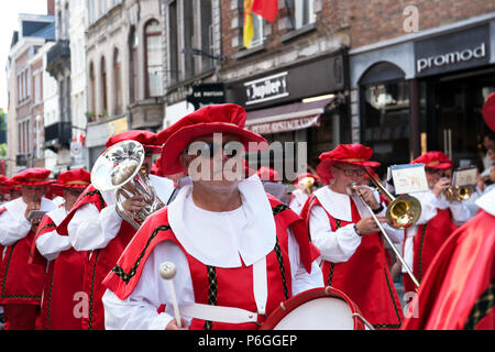 I partecipanti di processione di auto d'o sul modo di Saint Waltrude Collegiata il 27 maggio 2018 a Mons in Belgio Foto Stock