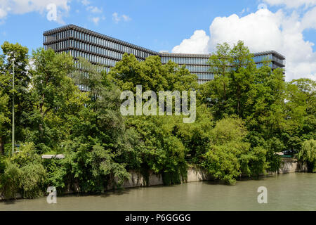 Monaco di Baviera, Germania - 2 Giugno 2018: edificio moderno dell' Ufficio europeo dei brevetti UEB sede sul fiume Isar a Monaco di Baviera Foto Stock