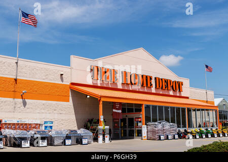 Ft. Wayne - Circa Giugno 2018: Home Depot posizione battenti bandiera americana. Home Depot è la più grande casa miglioramento rivenditore in US II Foto Stock