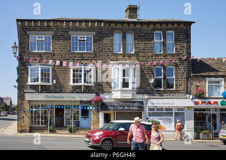 Shop e proprietà commerciali facciata sul ponte Pateley high street. Nidderdale, North Yorkshire. Foto Stock