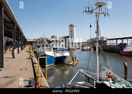 Il Molo peschereccio a North Shields, Tyneside, Regno Unito, con la luce bassa in background Foto Stock