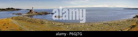 Ampio paesaggio panoramico di Fisgard Lighthouse e Juan De Fuca stretto tra l'isola di Vancouver e a Washington il collegamento di Puget Sound all Oceano Pacifico Foto Stock