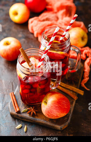 Due vasi di vetro con una bevanda calda fatta da mirtilli e mele con spezie, vin brulé, punch o grog. Foto Stock