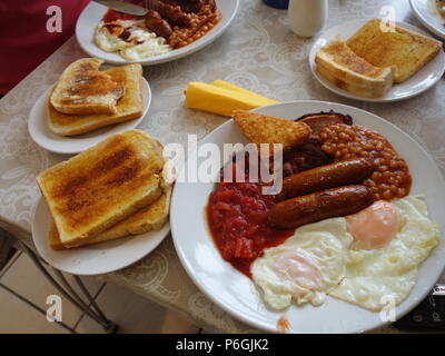 Un grande Inglese completa colazione grassa in un caffè di Yorkshire Foto Stock