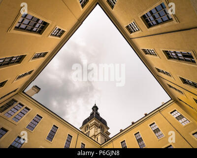 Vista verso l'alto nella corte del Grand Hotel Dieu di Lione, in Francia, dopo la riapertura Foto Stock