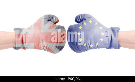 I guantoni con l Unione europea e la bandiera britannica. Regno Unito vs Unione europea concetto.isolato su uno sfondo bianco Foto Stock