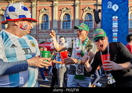 Saint Petersburg, Russia - 25 Giugno 2018: il russo e il messicano gli appassionati di calcio hanno salutarci in fanzone durante la Coppa del Mondo di calcio. Foto Stock