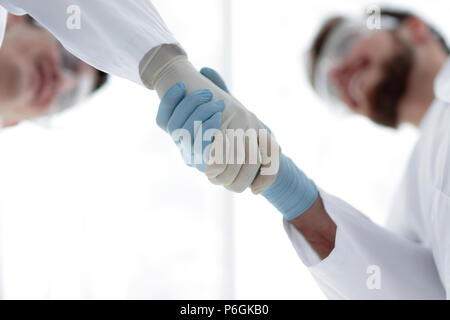 Primo piano.due scienziati agitare le mani. Foto Stock