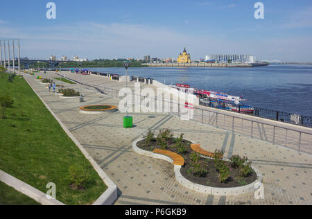 Nizhny Novgorod, Russia - 24 Giugno 2018: argine del fiume Volga a Nizhny Novgorod, da cui il nuovo stadio e la cattedrale sono splendidamente se Foto Stock