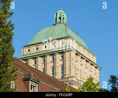 Zurich, Svizzera - 30 Giugno 2018: Torre dell'edificio principale dell'Università di Zurigo. L'Università di Zurigo (tedesco: Universitat Zurigo, com Foto Stock