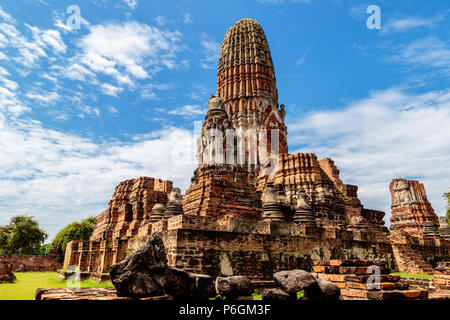 La torre principale del Wat Phra Ram monastero e intorno al lago, al parco storico di Ayutthaya, Thailandia. Il parco è ora un sito patrimonio mondiale dell'UNESCO. Foto Stock