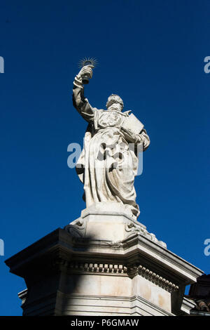 Monumento davanti a una chiesa, Alcala de Henares, Madrid, Spagna Foto Stock