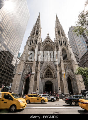 New York la Cattedrale di St Paul con iconico giallo taxi da parte di guida. Foto Stock