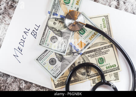 Uno stetoscopio con formulazione di "medical Bill' mostra costoso healthcare o costose spese mediche con US dollar Banconote Foto Stock