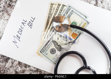 Uno stetoscopio con formulazione di "medical Bill' mostra costoso healthcare o costose spese mediche con US dollar Banconote Foto Stock