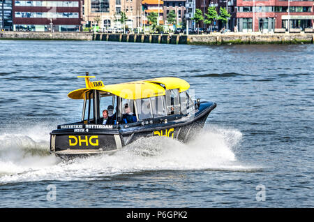 Rotterdam, Paesi Bassi, 31 Maggio 2018: una caratteristica motoscafo giallo è correre da sul fiume Nieuwe Maas