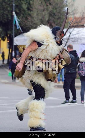 Sardegna festival, Uomini vestiti come Boes e Merdules di Ottana, Sardegna Foto Stock