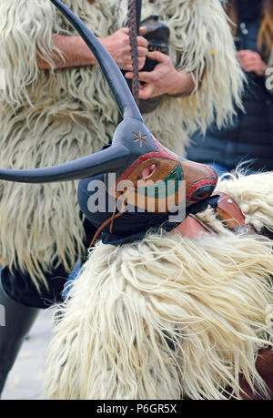 Sardegna festival, Uomini vestiti come Boes e Merdules di Ottana, Sardegna Foto Stock
