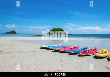 Kayak park è una riga sulla spiaggia nel paese tropicale,Ram Nang Beach e Nang Rong spiaggia , sattahip, Thailandia Foto Stock