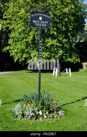 Il meglio conservato villaggio segno sul verde a Cuddington, Buckinghamshire. Nel 1985 Cuddington ha vinto la Wilkinson Sword per il meglio conservato di tutti strappi Foto Stock