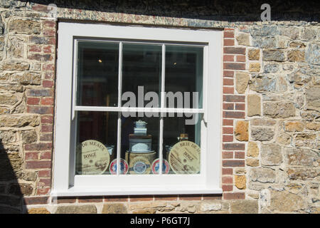 La finestra di visualizzazione dei formaggi in vendita in Petworth, West Sussex, Regno Unito Foto Stock