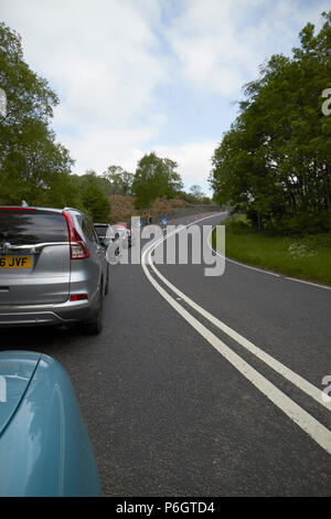 Automobili in attesa a luci temporanea a lavori in corso su un sorpasso non tratto della A591 near keswick nel Lake District Cumbria Inghilterra England Regno Unito Foto Stock