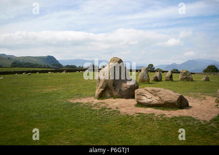 Castlerigg Stone Circle e campi circostanti e sulle montagne Cumbria Inghilterra England Regno Unito Foto Stock