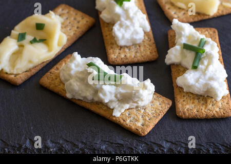 Formaggio crackers con ricotta su lavagna Foto Stock