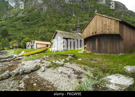 Vecchi capannoni di villaggio Norddal, Norvegia, boathouses presso la riva del Storfjorden, vicino a Eidsdal e eagle road da Geiranger Foto Stock