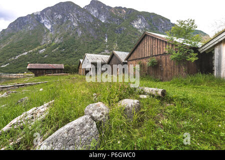 Fila di capanne in legno e le montagne in riva al fiordo, Storfjord, Norvegia, Norddalsfjorden a Norddal Foto Stock