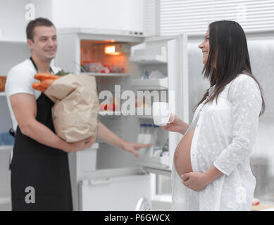 Felicemente sposata giovane .in piedi in cucina Foto Stock