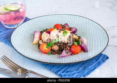 Pollo e pomodori ciliegia cuocere con le lenticchie di puy Foto Stock