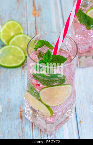 Rosa rosa limonata con lime e menta fresca. Estivo rinfrescante bevanda analcolica. Foto Stock
