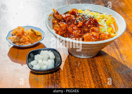 Il coreano agitare fritto di pollo con riso squisito miele zenzero aglio smaltati e servire di mais in una ciotola di legno in grado Foto Stock