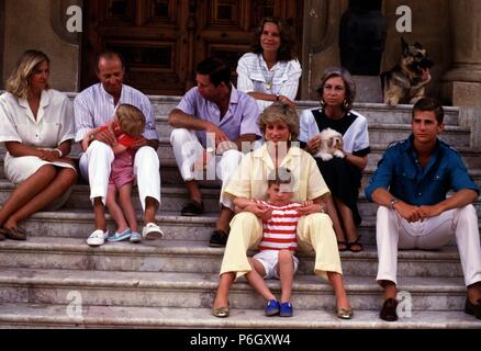 POSADO DE LA FAMILIA REAL ESPAâ€"OLA JUNTO AL PRINCIPE CARLOS , LA PRINCESA DIANA DE GALES Y SUS HIJOS. PALCIO DE MARIVENT , l€"O 1987. PALMA DE MALLORCA. . Il principe Harry di Inghilterra tiene per mano con host Re Juan Carlos di Spagna mentre guardando la sua mamma Diana, principessa di Galles domenica all'entrata di Marivent Palace, Palma de Maiorca, Spagna, dove gli ospiti della Famiglia Reale Spagnola, trascorrere una settimana di vacanza, poste per i fotografi di Domenica, 9 agosto 1987. La fila superiore è la principessa Elena; in seconda fila dalla parte superiore è la principessa Christina, Re Juan Carlos, il Principe Carlo d'Inghilterra, e la regina Foto Stock