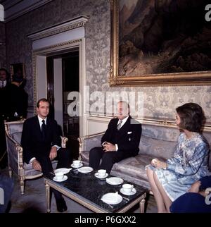 CAMPORA, HECTOR JOSE. POLITICO argentino. 1909-1980. PRESIDENTE DE LA REPUBLICA EN EL AÃ"O 1973. VISITA UN ESPAÃ'A.. ENTREVISTA CON LOS PRINCIPES ENTONCES JUAN CARLOS I Y SOFIA DE GRECIA. Foto Stock