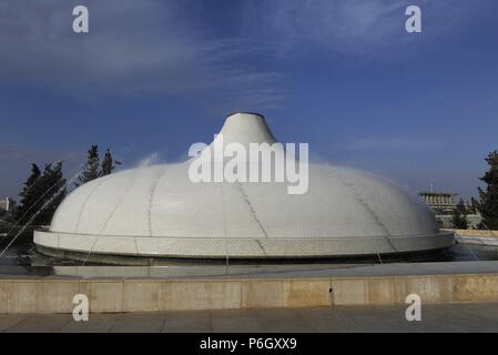 Israele. Gerusalemme. Shire del libro, progettato da Armand Phillip Bartos e John Frederick Kiesler, 1965. Cupola di colore bianco. Esso ospita i morti vedere scorre. Esterno. Foto Stock