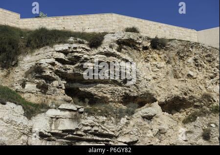 Israele. Gerusalemme. Tumulo dove alcune teorie dicono di essere il vero Golgota o Calvario dove Gesù fu crocifisso. Attualmente, la stazione centrale degli autobus. Bab Al Zahra. Foto Stock