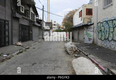 Israele. Tel Aviv. Quartiere Florentin. Street e case in rovina. Foto Stock