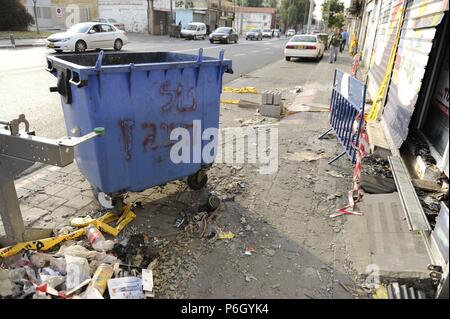 Israele. Tel Aviv. Quartiere Florentin. Street e case in rovina. Contenitore. Foto Stock