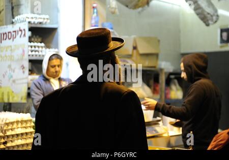 Israele. Gerusalemme. Mahane Yehuda Market. Uova " venditore. Foto Stock