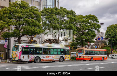 Himeji, Giappone - 27 dic 2015. Autobus su strada di Himeji, Giappone. Himeji noto per la tentacolare, secolare e il castello bianco. Foto Stock