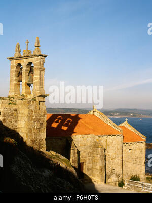 Spagna. La Galizia. Provincia di La Coruña. A Muxia. Chiesa Parrocchiale di Santa Maria di Muxia. È stato costruito nel 14 secolo in stile gotico stile marinaio su un precedente tempio del XII secolo. Foto Stock