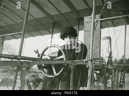 Inglese: Le Baronesse Raymonde de LaRoche seduti ai comandi di un Voisin 1909 tipo biplano, Francia, risalente alla fine del 1909. De Laroche è stata la prima donna a ricevere una licenza piloti nel marzo del 1910. 1909 7 Baronesse Raymonde de LaRoche Foto Stock