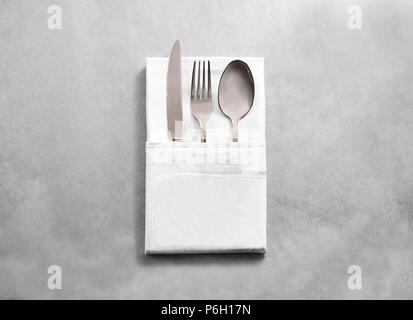 Vuoto bianco panno ristorante igienico mockup con argento set di posate isolato. Coltello cucchiaio e forchetta in chiaro asciugamano tessili mock up modello. Cafe identità del marchio pulire superficie assorbente per logo design. Foto Stock