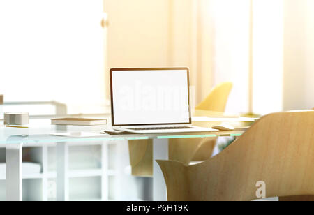 Vuoto allo schermo del laptop mockup in sole ufficio, effetto di profondità di campo, rendering 3d. Moderno computer portatile visualizza mock up, vetro scrivania, sedia in legno, sfocare lo sfondo con il tramonto del sole. Coworking camera di lavoro Foto Stock