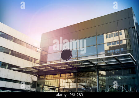Blank tondo nero digital signage mockup, moderno edificio aziendale. Cerchio segno bordo mock up appeso sul tetto di vetro del negozio endrance. Street banner pubblicitario modello di disegno. Foto Stock