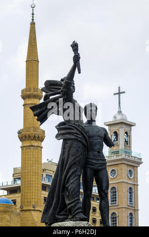 Statua in la Piazza dei Martiri (Sahat al-Burj) con Mohammad Moschea Al-Amin & Saint Georges Cattedrale Maronita in background e il centro cittadino di Beirut, Libano Foto Stock